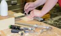 Artigiano lavoro falegname mani