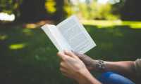 Leggere libro donna parco