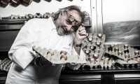 Marco Sacco Portrait in cucina con le uova5 lr