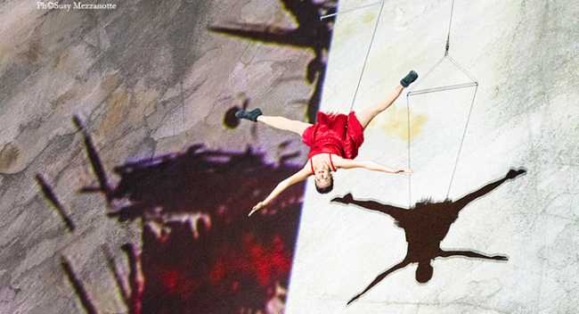 Tones On The Stones appesa