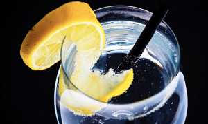 acqua bicchiere limone