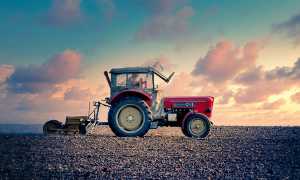 agricoltura trattore arare terra