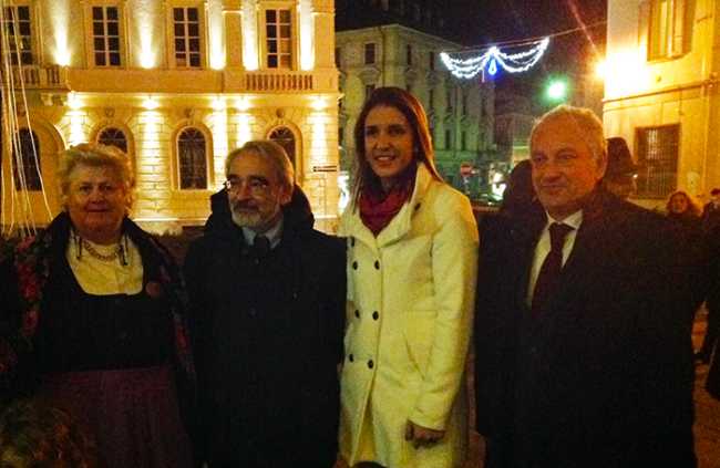 albero domo natale accensione