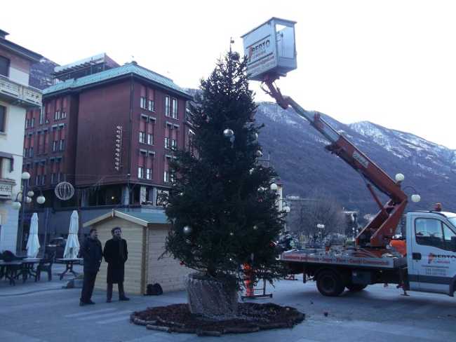 albero natale caduto