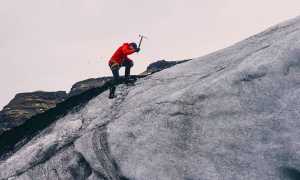 alpinismo piccozza scalatore