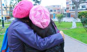 amiche abbraccio spalle