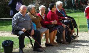 anziani sulla panchina al parco