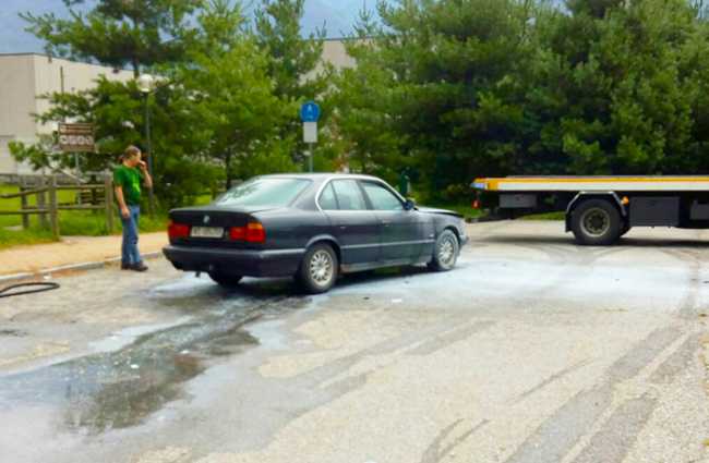 auto incendio villaggio sisma