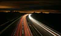 autostrada notturna luci