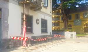 balcone caduto sasso