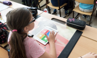 bambina banco scuola