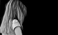 bambina triste spalle