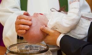battesimo bambino acqua