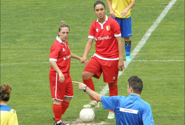 calcio femminile palla arbitro