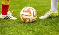 calcio palla prato