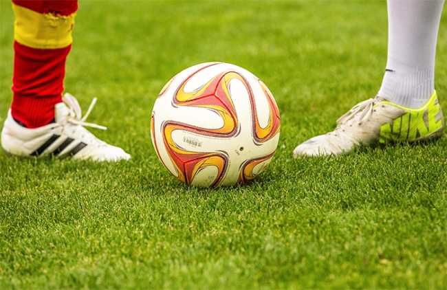 calcio palla prato