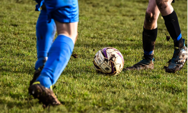 calcio pallone palla due erba fango piedi