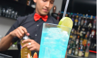 cameriere cocktail azzurro