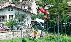 camion esce strada vigili gru