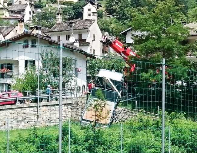 camion esce strada vigili gru