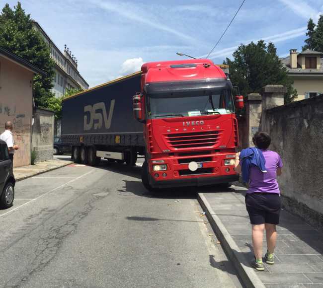 camion incastrato3