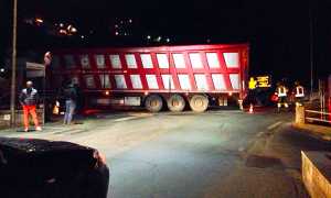 camion incastrato piedimulera