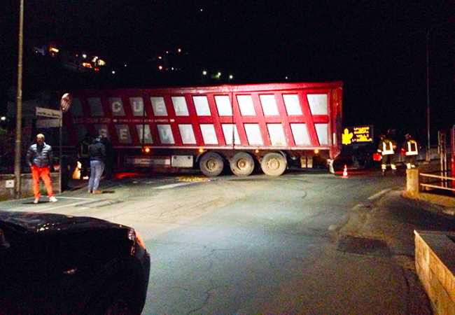 camion incastrato piedimulera