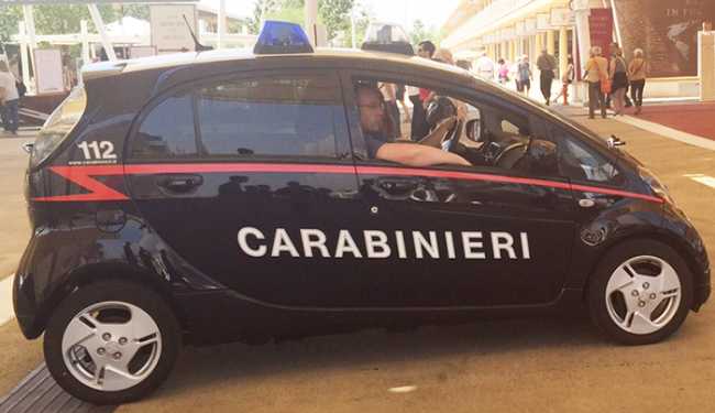 carabinieri auto elettrica fiancata