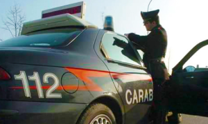 carabinieri auto militare scrive tetto