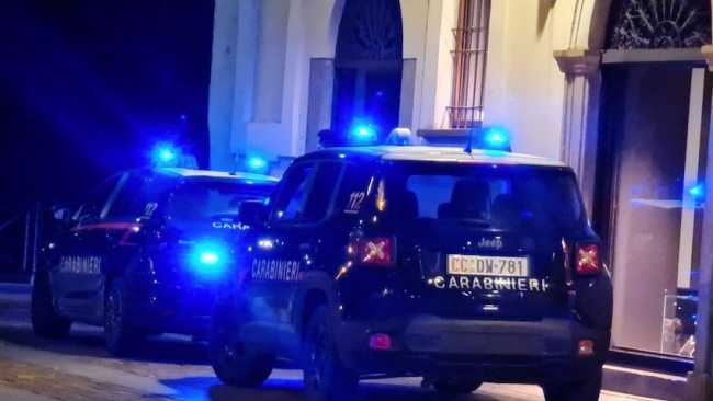 carabinieri due auto notte