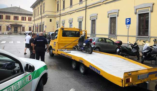 carro attrrezzi moto stazione polizia