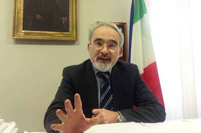 cattrini mano alzata