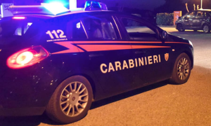 cc 2020 notte auto ferma lampeggianti