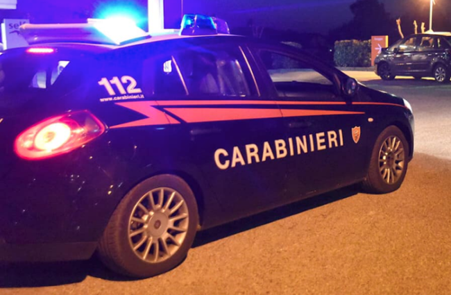 cc 2020 notte auto ferma lampeggianti