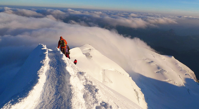 cima montagna neve nuvole panorama