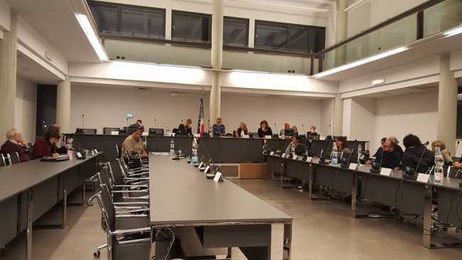 consiglio semideserto