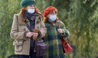 covid donne passeggio mascherina