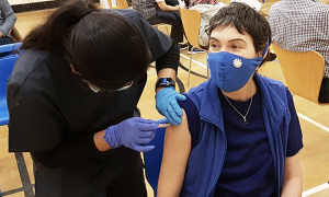 covid vaccino infermiera paziente