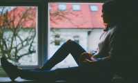 depressione ragazza finestra