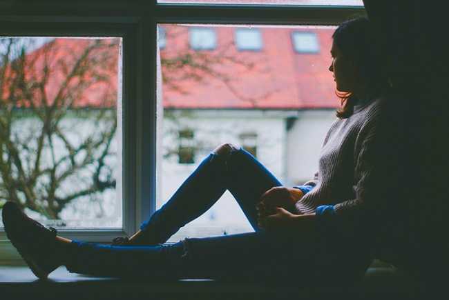 depressione ragazza finestra