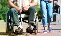 disabile carrozzina marciapiede