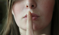 dito silenzio ragazza