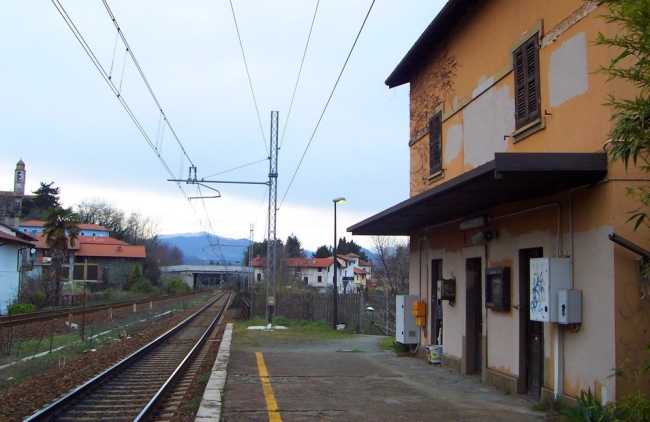 dormelletto paese stazione