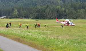 elicottero a terra prato uomini vigezzo