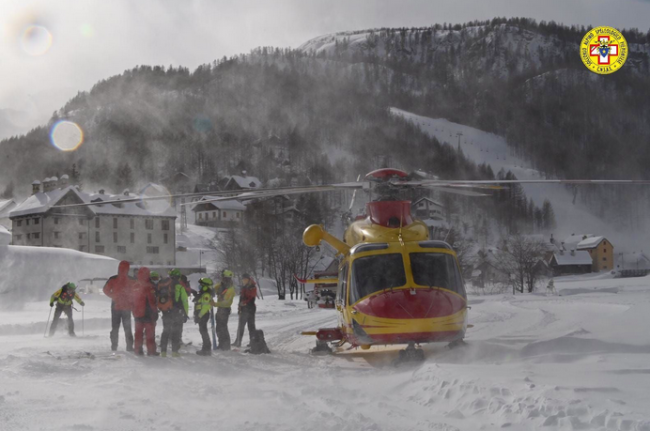 elicottero devero neve uomini
