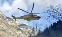 elicottero volo montagne neve sera