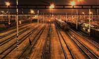 ferrovia binari notte