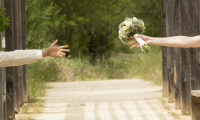 fiori matrimonio mani distanza