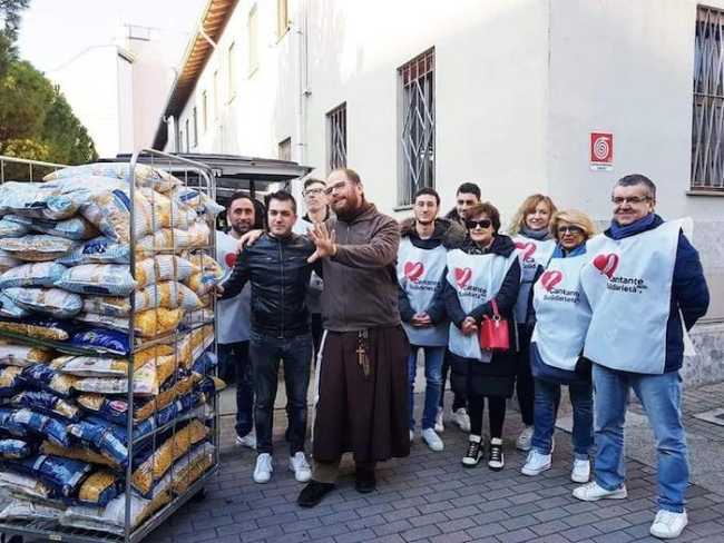 foto donazione opera San Francesco per i poveri 