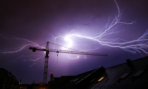 fulmine notte gru tetto